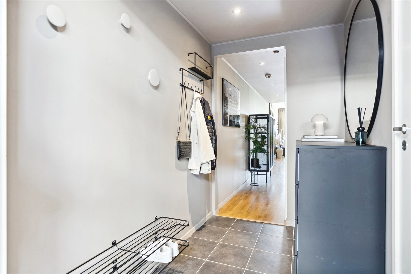 Leiligheten er gjennomgående, og det er åpent fra gangen inn mot stue/kjøkken. Bad, bod og soverom ligger i egen del. Galleribilde