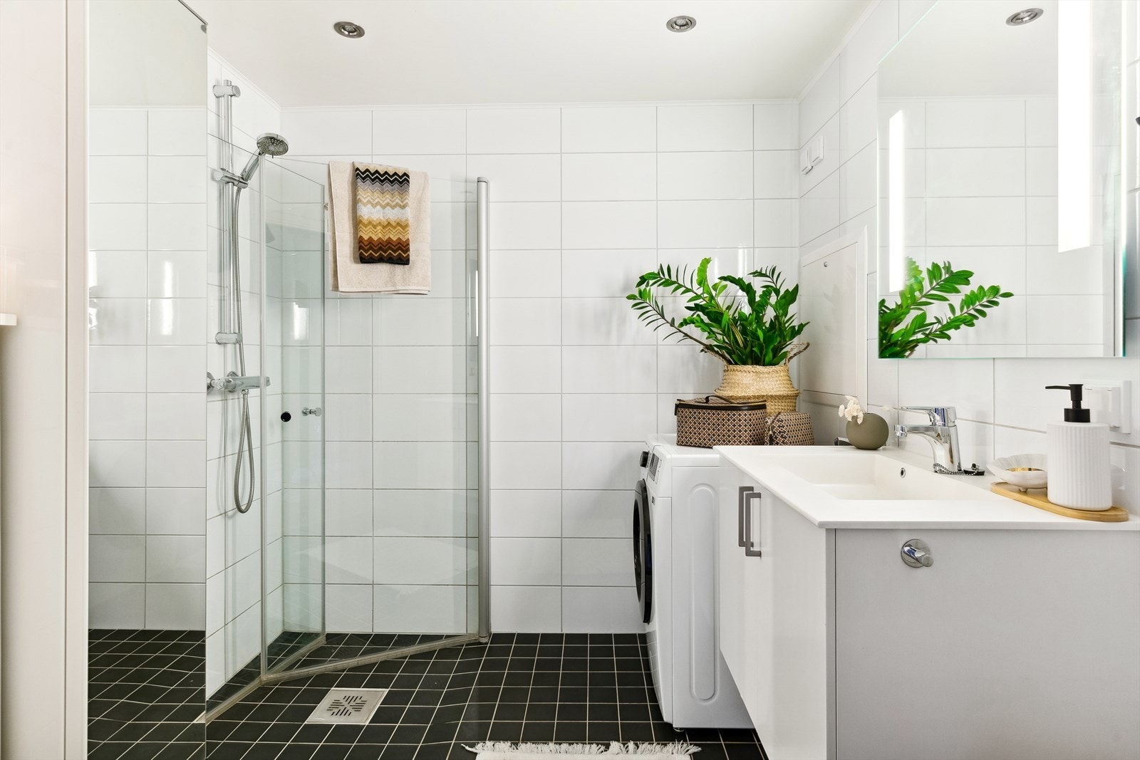 Badet har servantinnredning, dusjhjørne og veggmontert toalett. Varmtvann er inkludert i felleskostnadene. Galleribilde