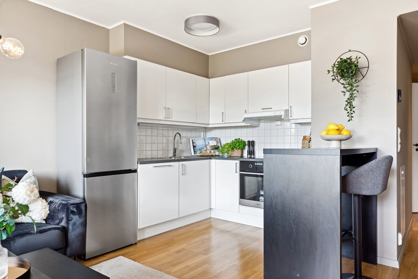 Kjøkkenet har en praktisk utforming med god skapplass. Galleribilde