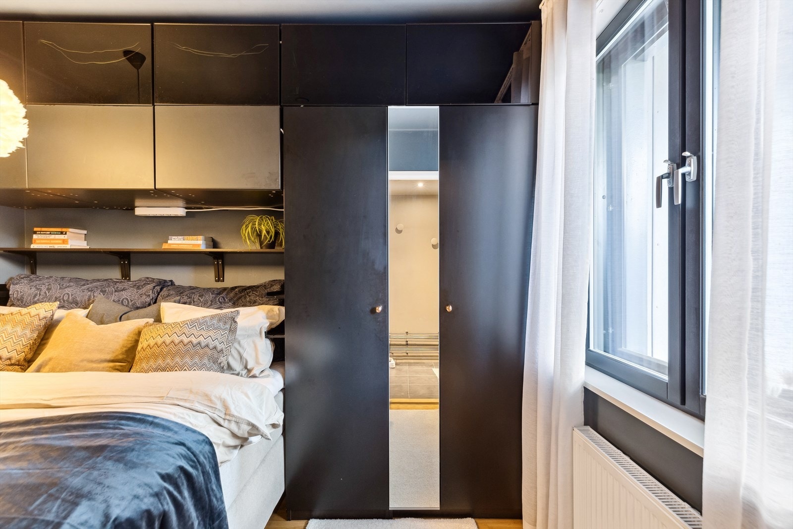 Et stort vindu sørger for gode luftemuligheter, og leiligheten har også balansert ventilasjon. Galleribilde