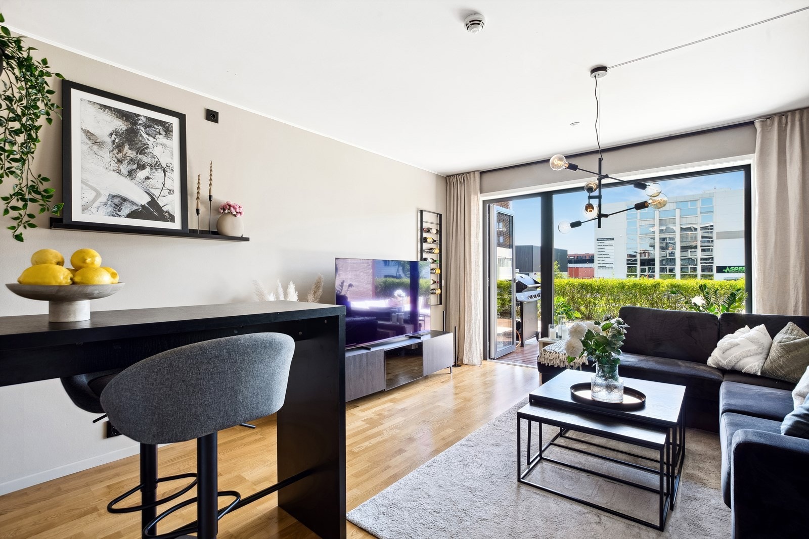 Leiligheten har vannbåren oppvarming via radiatorer knyttet til felles anlegg. Galleribilde