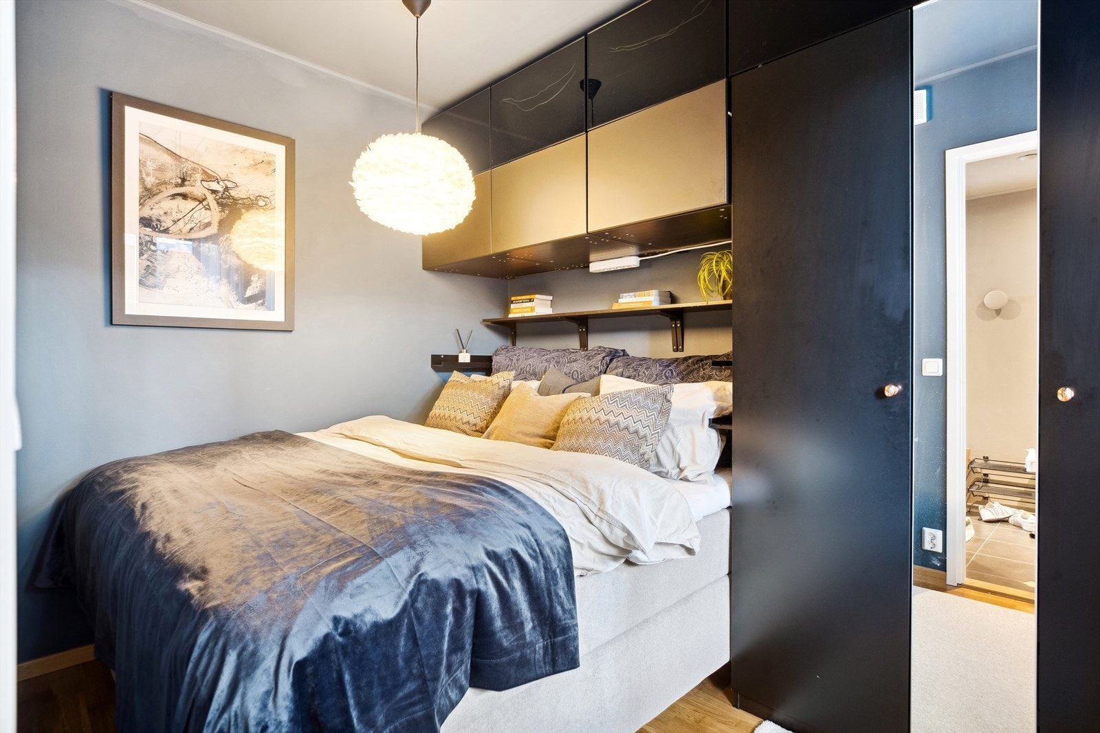 Leiligheten har et innbydende soverom på 7 kvm, med praktisk skapløsning og plass til dobbeltseng. Galleribilde