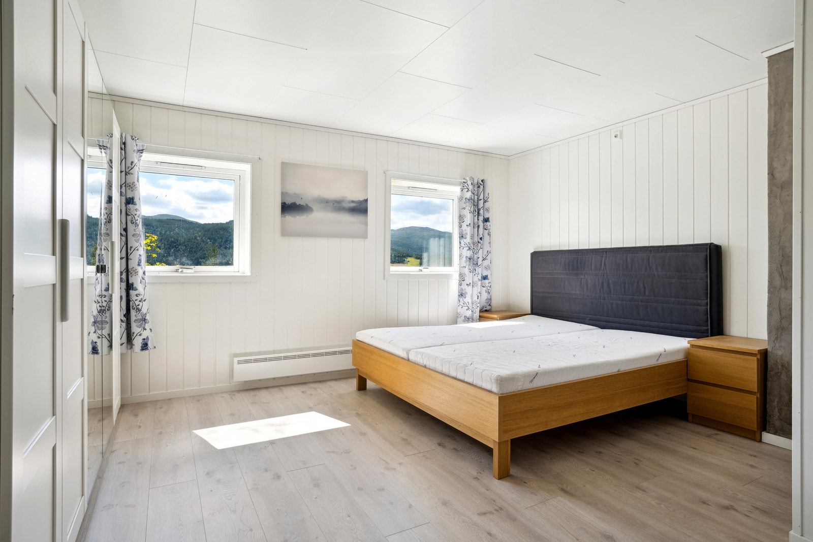 Det er fire gode soverom i boligen, tre i første etasje og ett i sokkeletasjen. Galleribilde