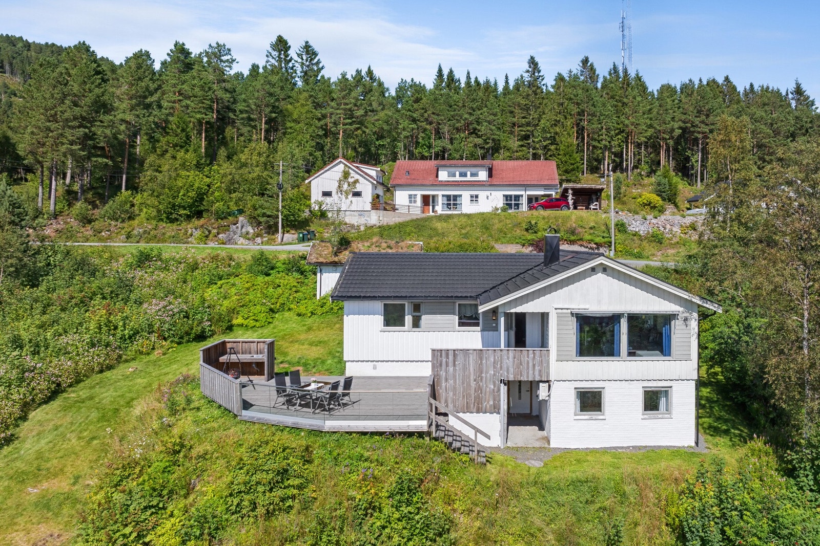 Boligen har inngang i begge etasjer, noe som gir flere innredningsmuligheter. Galleribilde