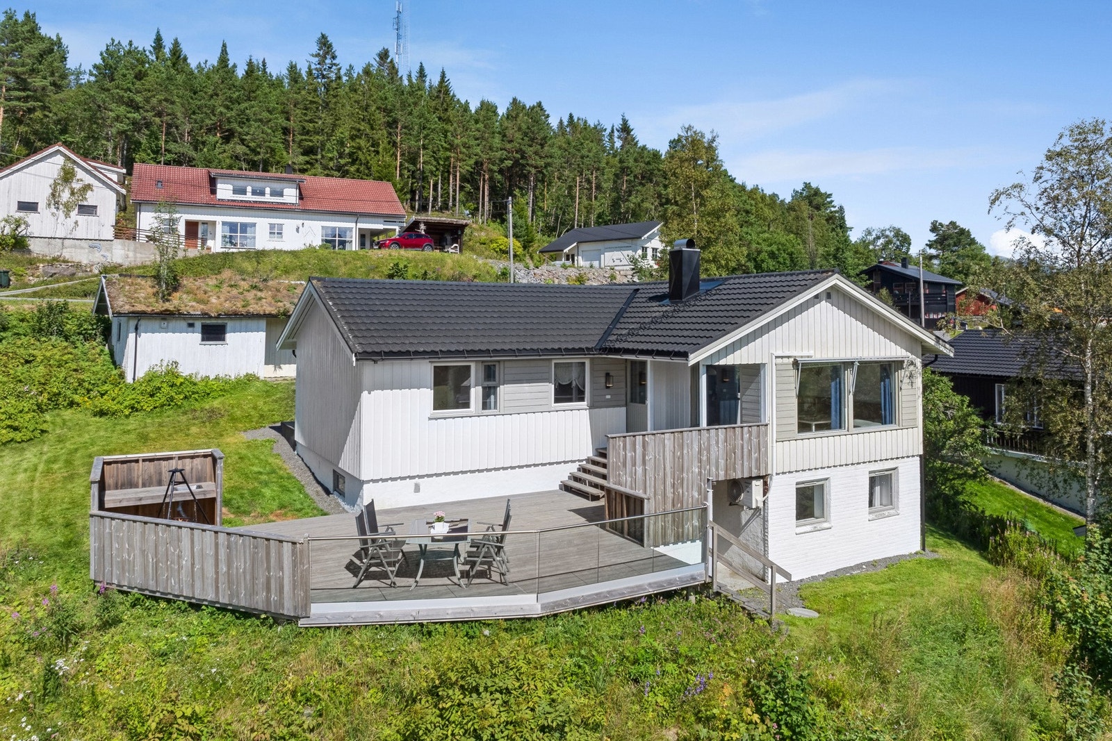 Det er flere fine uteplasser rundt boligen, så her kan solen nytes store deler av døgnet. Galleribilde