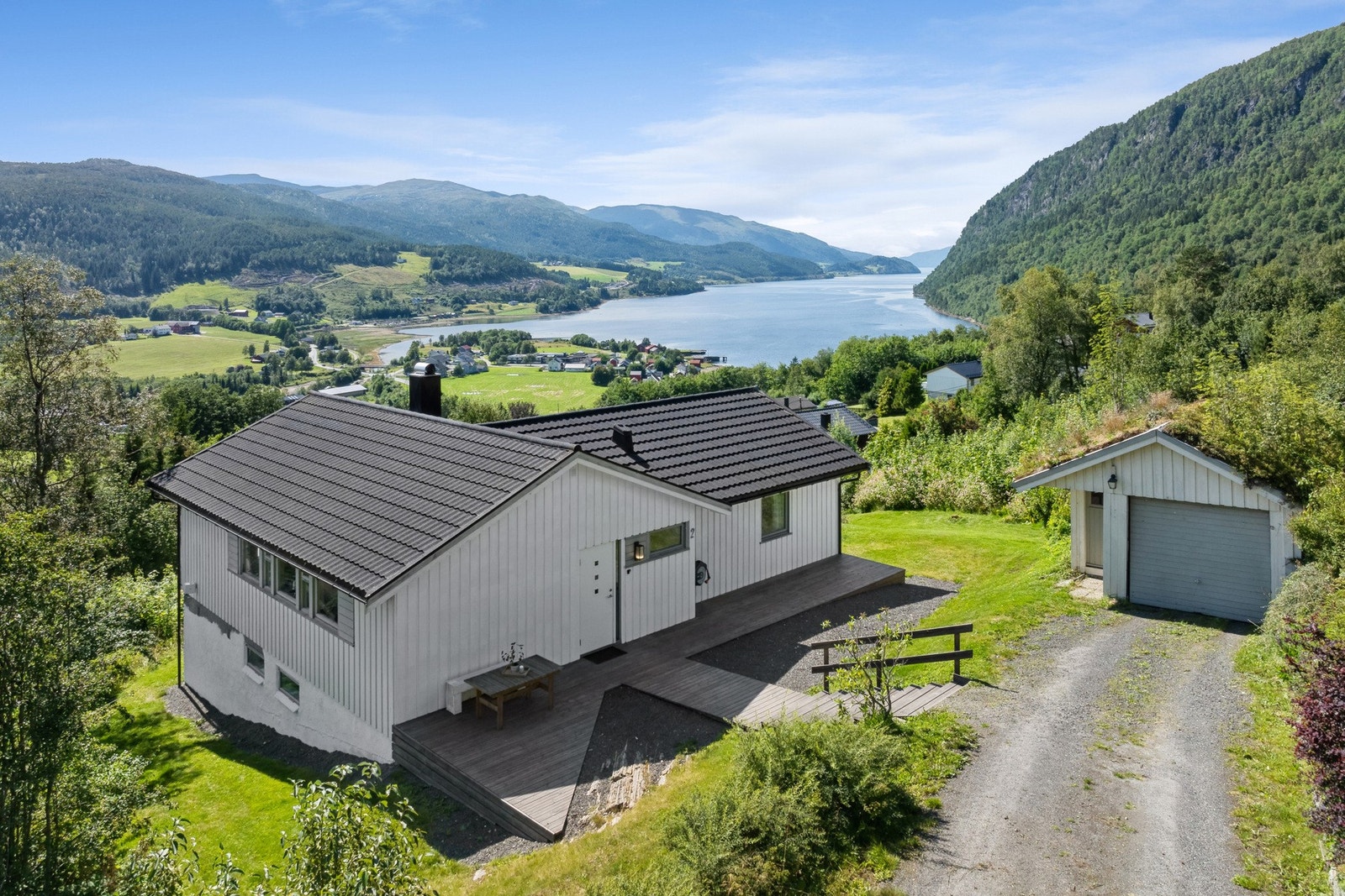 Eiendomsmegler 1 v/Sindre Belsås har gleden av å presentere denne flotte boligen med fantastisk utsikt! Galleribilde