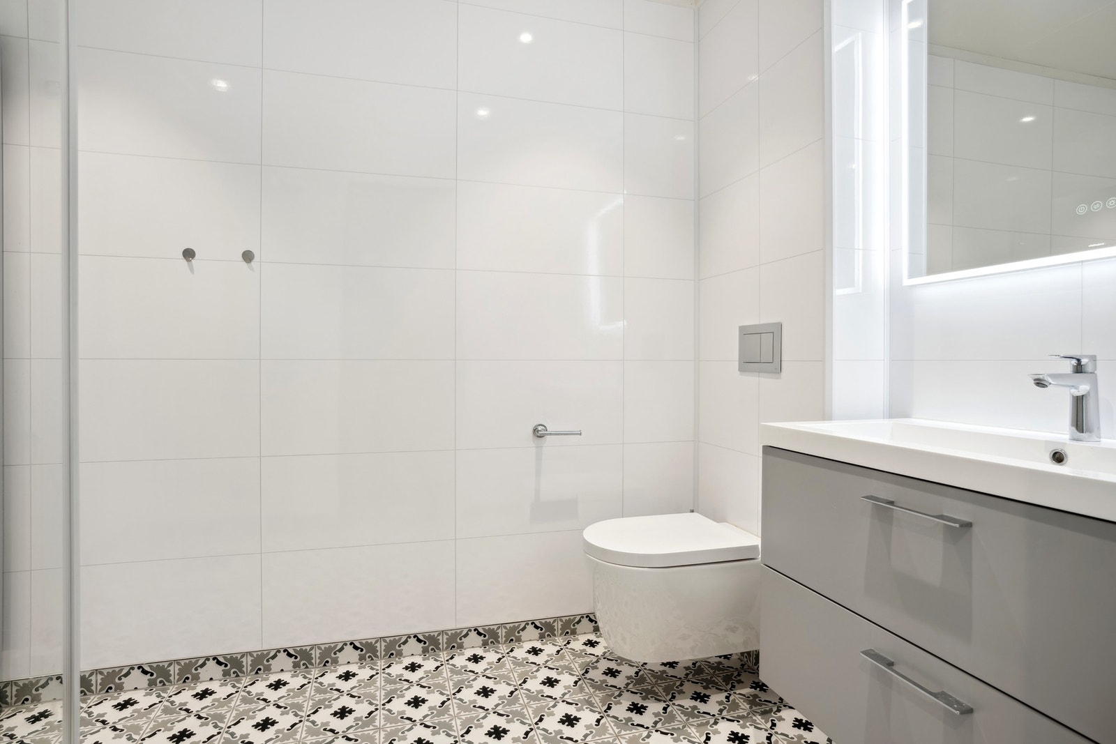 Boligen har bad i første etasje og bad/vaskerom i sokkeletasjen. Galleribilde