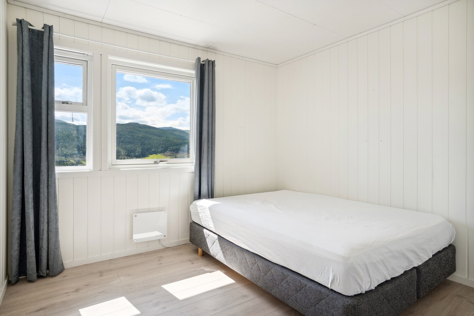 Alle rommene har laminatgulv, lysmalte vegger og god plass til senger, skap og/eller lignende. Galleribilde