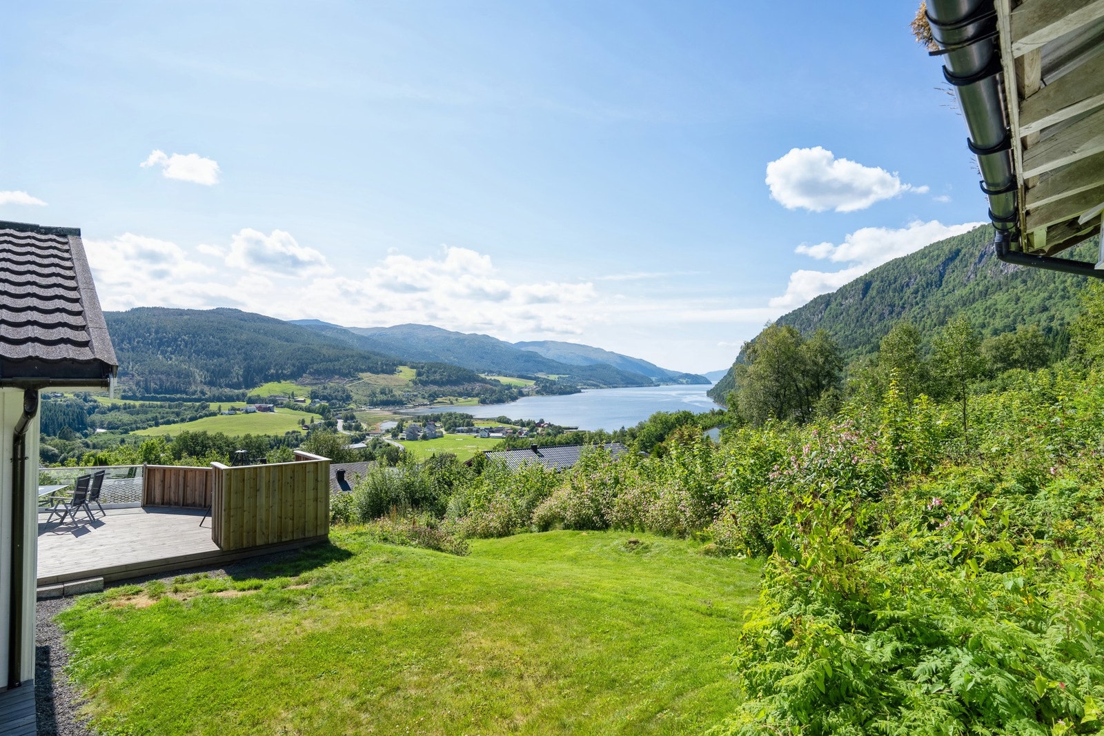 Tomten har både hage og naturlig beplantning. Her er det fin boltreplass for hele familien. Galleribilde
