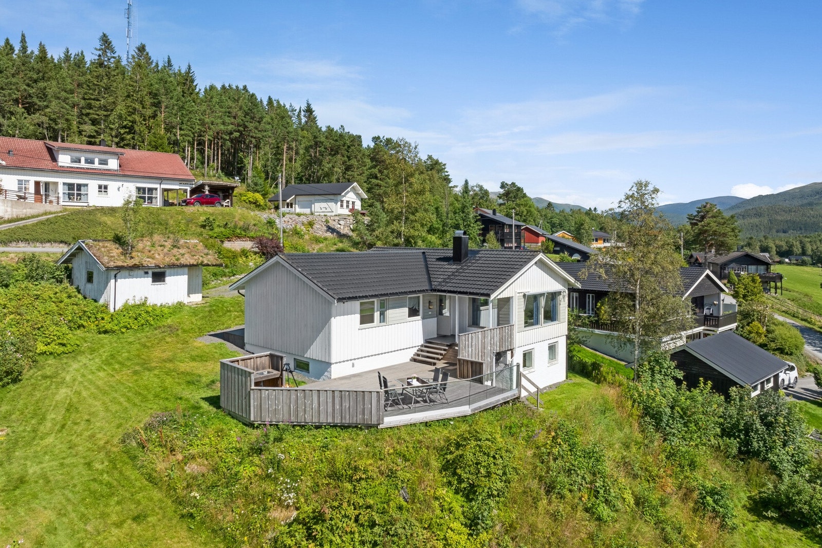 Det tilhører garasje, og det er også plass til biler ute. Galleribilde