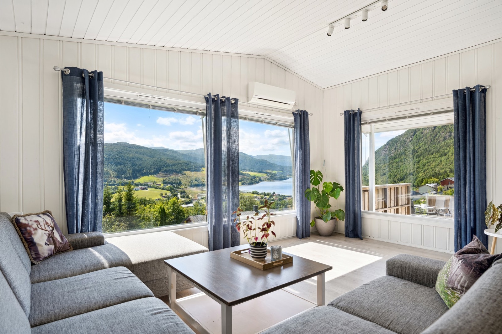 De fleste rommene i boligen har lysmalte vegger og et flott, enstavs laminatgulv. Galleribilde