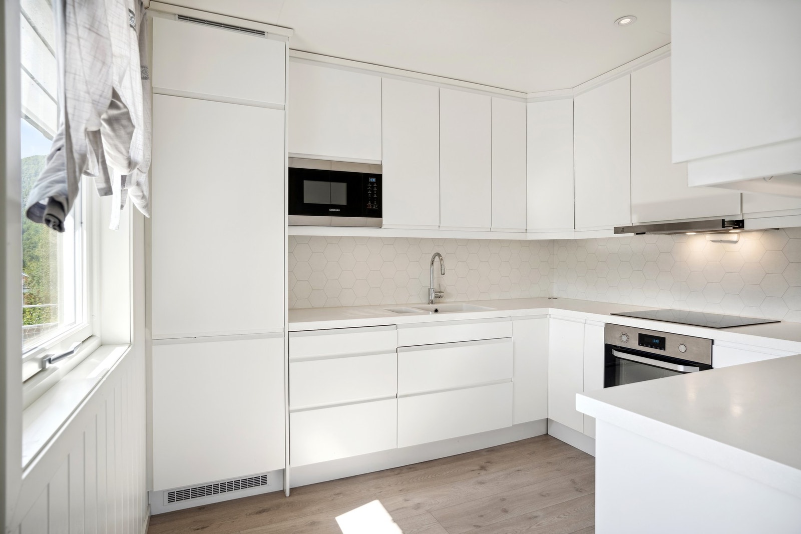 Kjøkkenet ble pusset opp i 2021 og har stilren innredning. Galleribilde