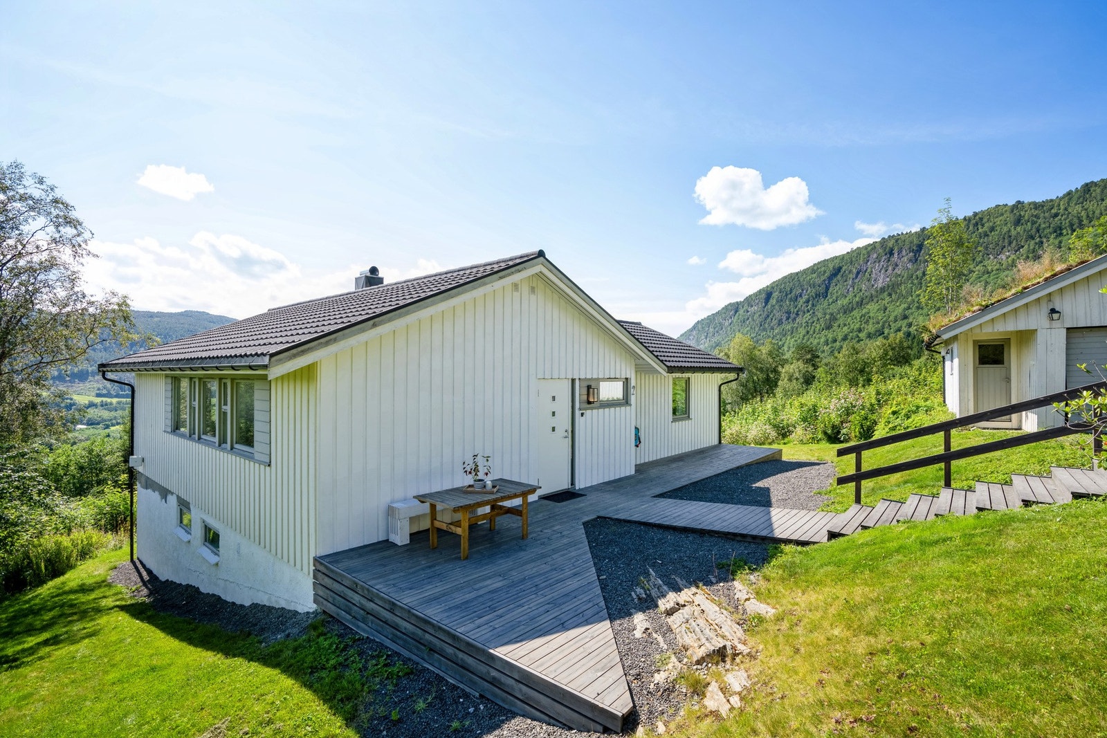 Hovedinngangen ligger i første etasje, og det er en stor terrasse i tilknytning til inngangspartiet. Galleribilde