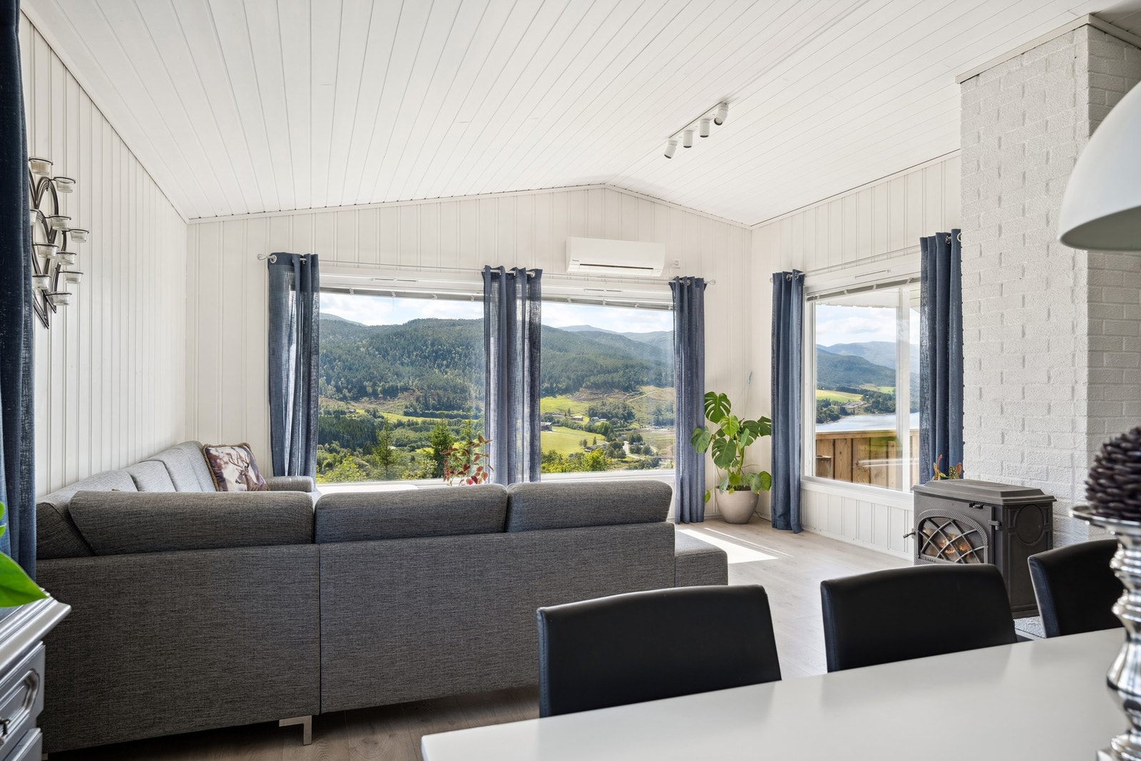 Boligen varmes opp med elektrisitet, i tillegg til nevnte peisovn og varmepumpe. Galleribilde