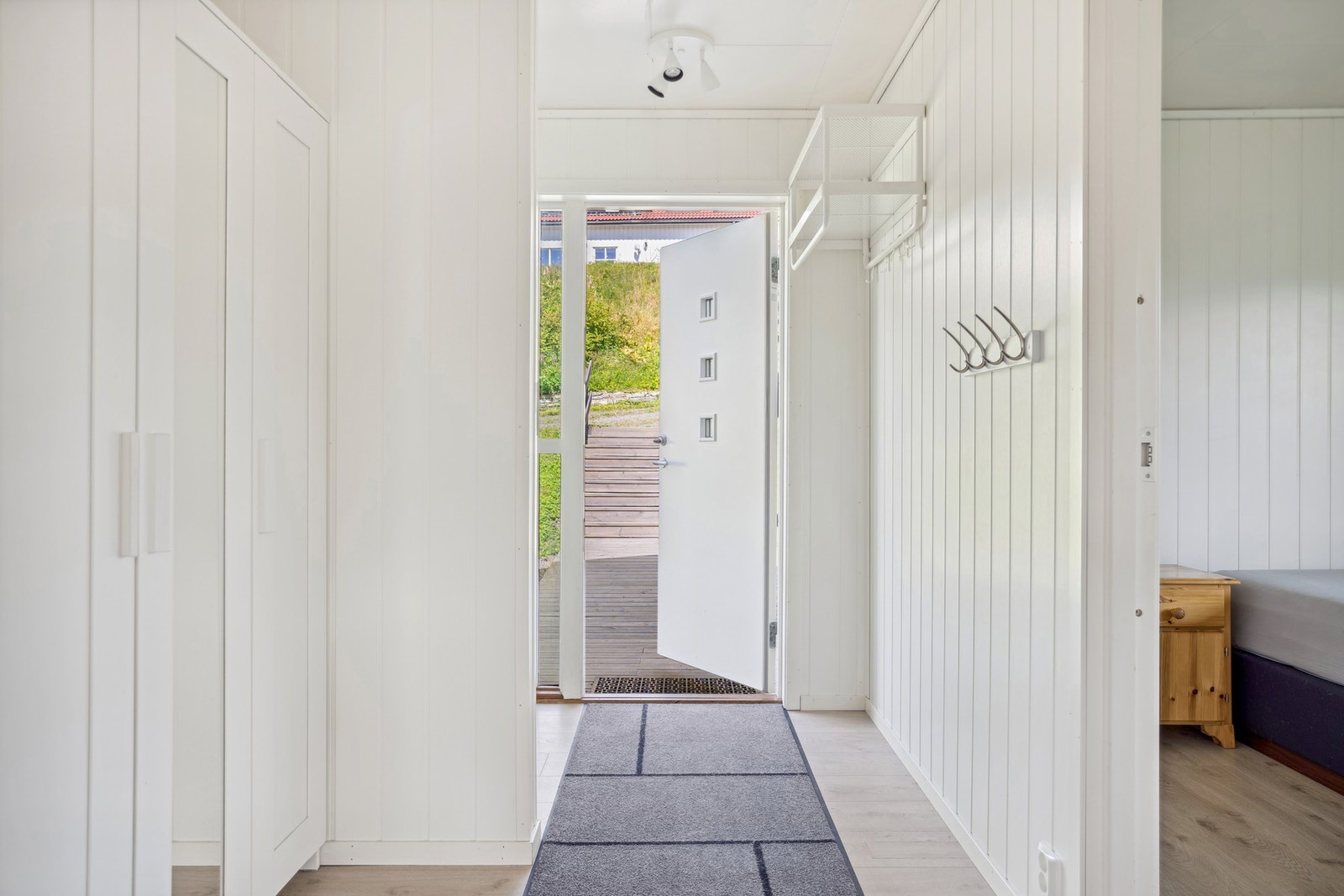 Ytterdøren i 1. etasje er fra 2020, og ytterdøren i sokkeletasjen er fra 2021. Galleribilde