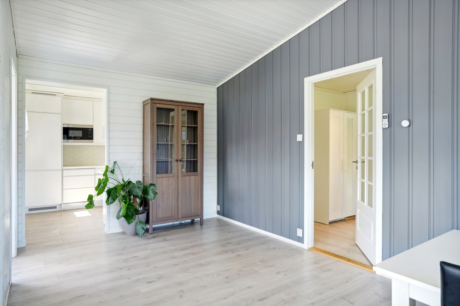 Kjøkkenet ligger praktisk plassert i tilknytning til stuen i første etasje. Galleribilde