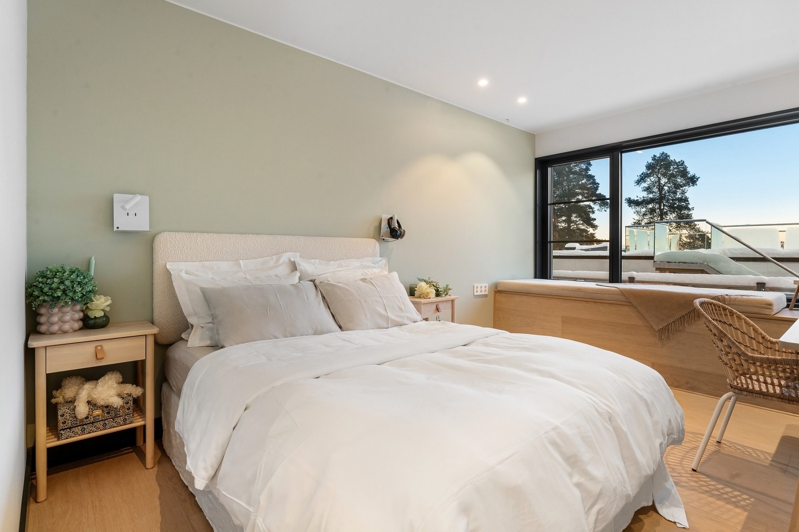 Boligen har totalt 6 soverom, hvorav 5 i første etasje. Galleribilde