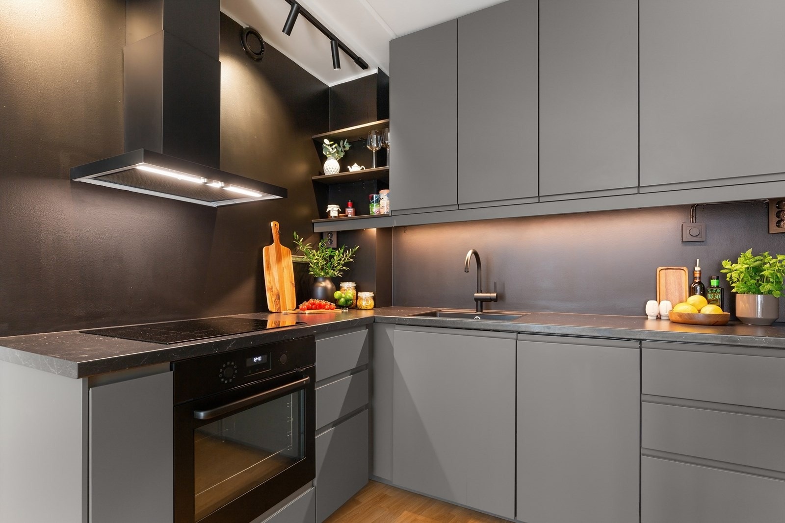 Pent og moderne kjøkken med masse benk- og skapplass. Galleribilde