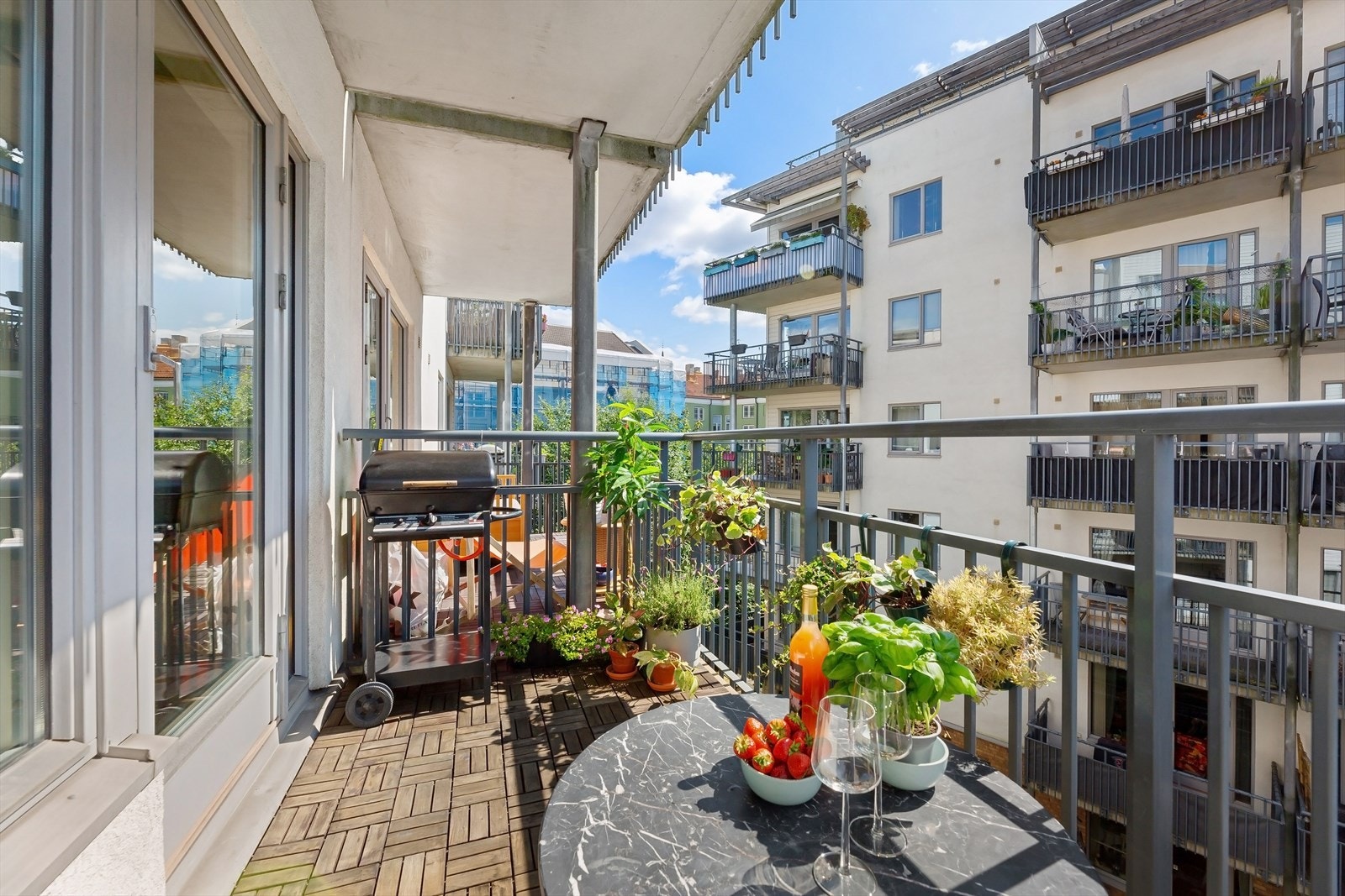 Her har du god plass til sittegruppe og grill. Galleribilde