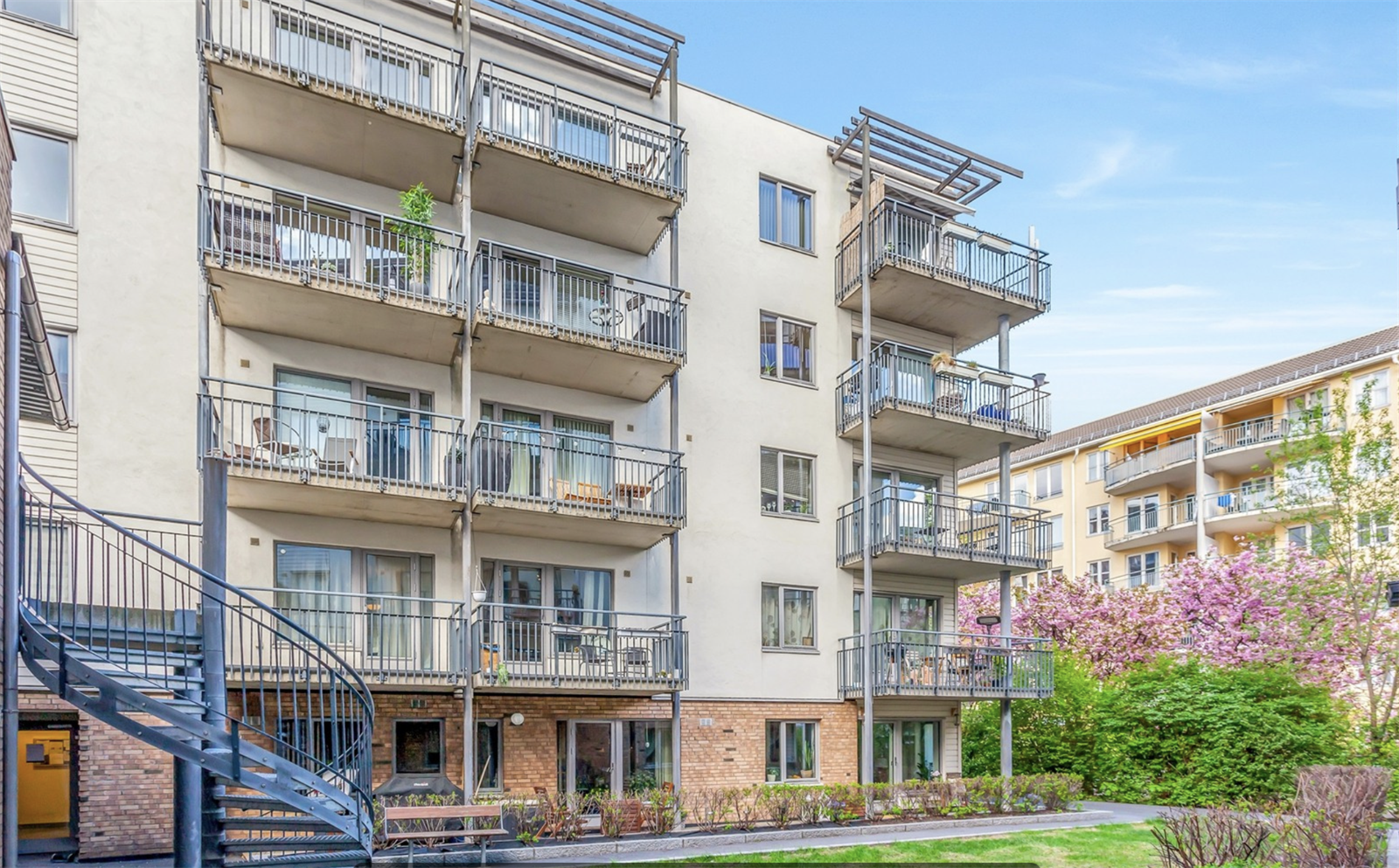 Leiligheten vender i sin helhet inn mot skjermet og frodig bakgård. Galleribilde