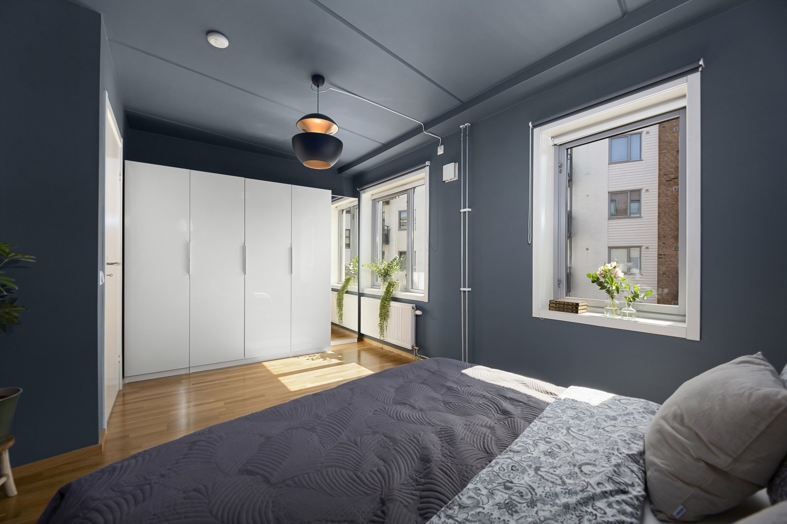 Luftig soverom med masse skapplass. Galleribilde