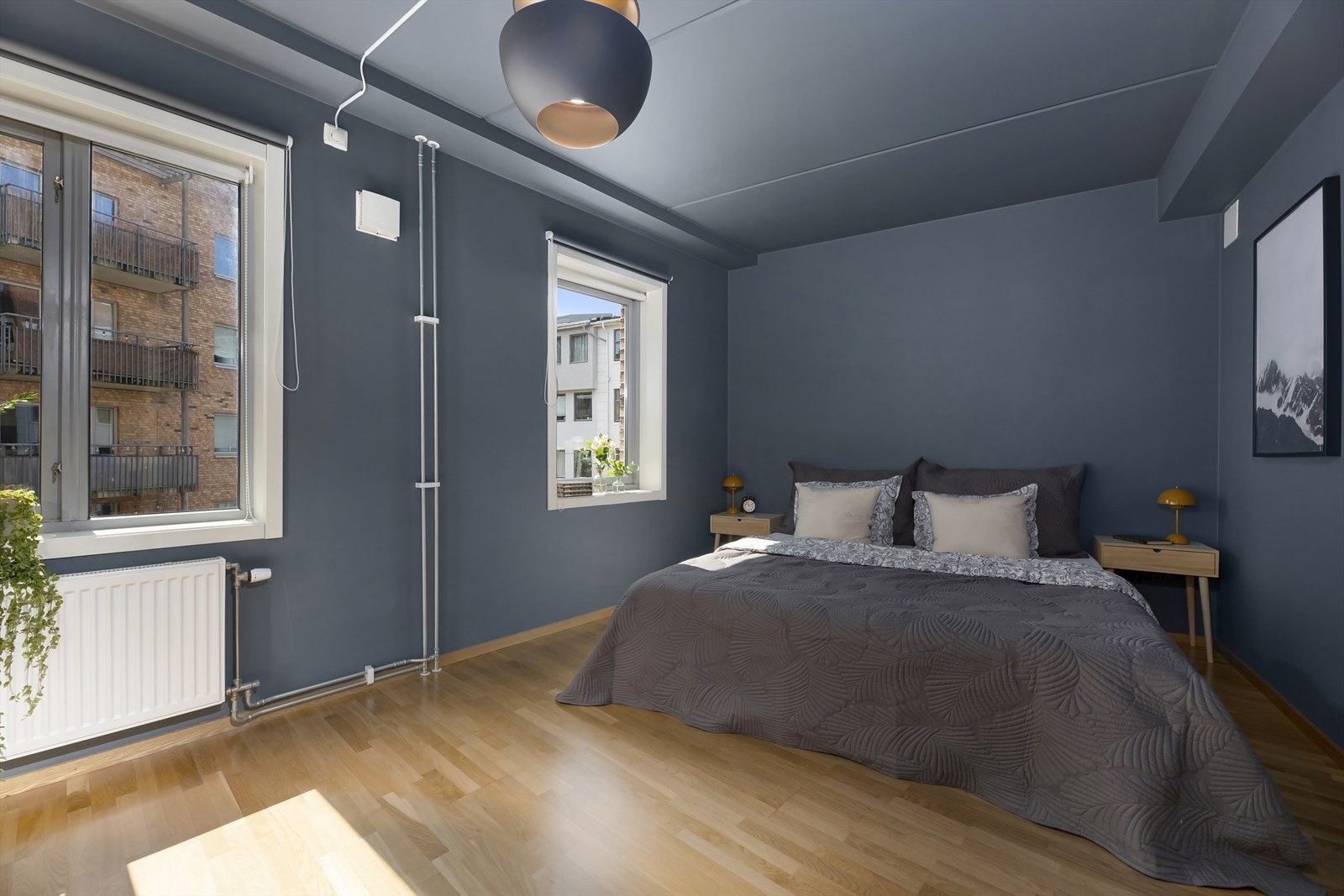 Soverommet er av generøs størrelse med plass til dobbeltseng, nattbord og garderobeløsning. Galleribilde