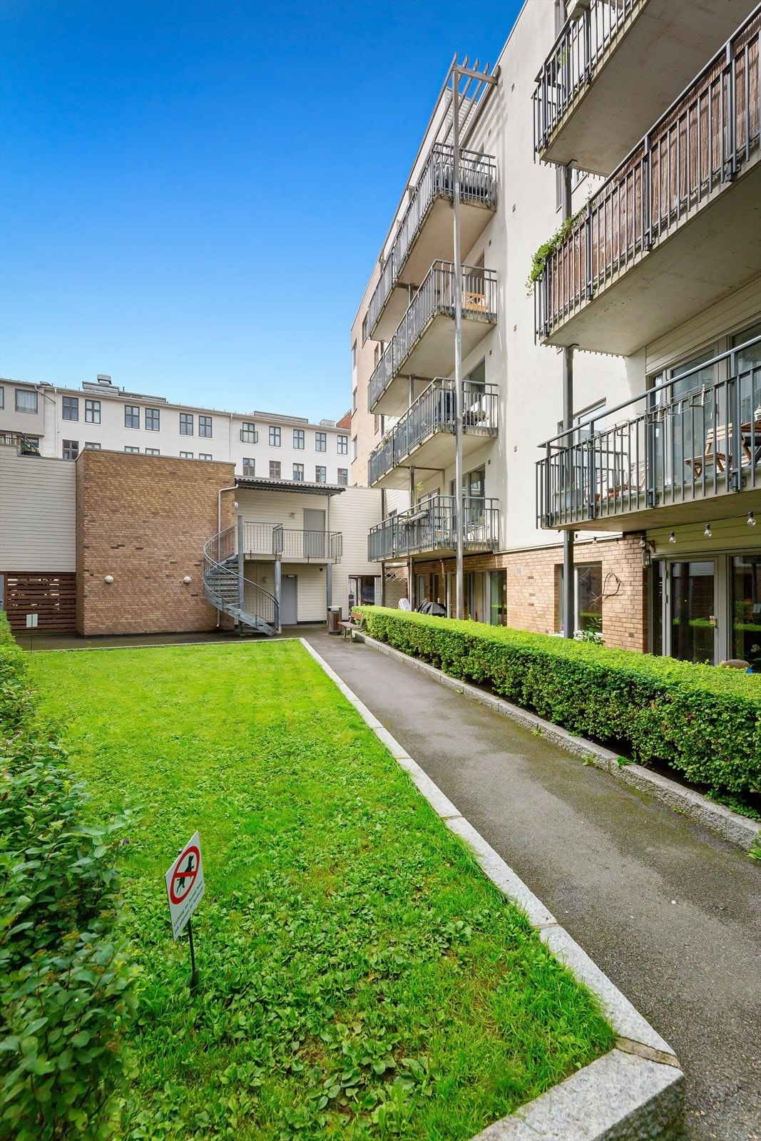 Borettslaget har pent opparbeidede fellesarealer, med gangeveien, grøntområder og lekeplass. Galleribilde