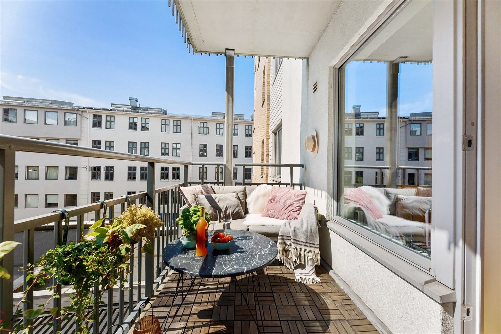 Fra stuen er det utgang til solrik balkong på hele 6 kvm. Galleribilde