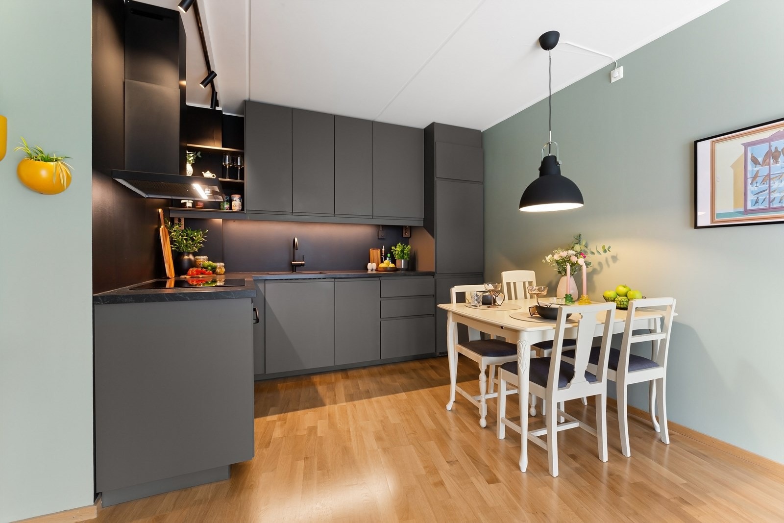 Lekkert kjøkken med integrerte hvitevarer, nytt i 2020. Galleribilde