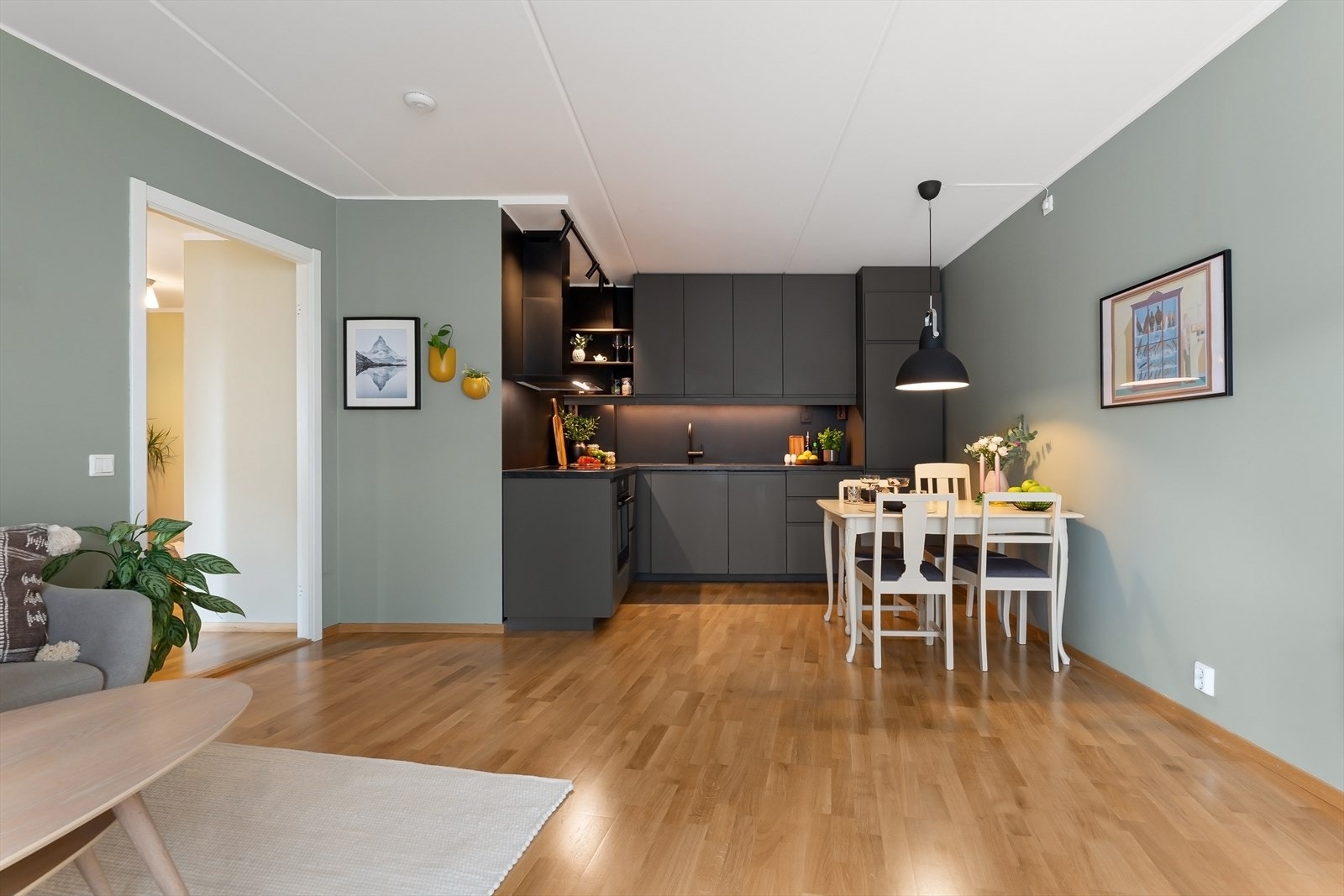 Leiligheten er malt i delikate fargevalg og har 3-stavs parkett på gulv. Galleribilde