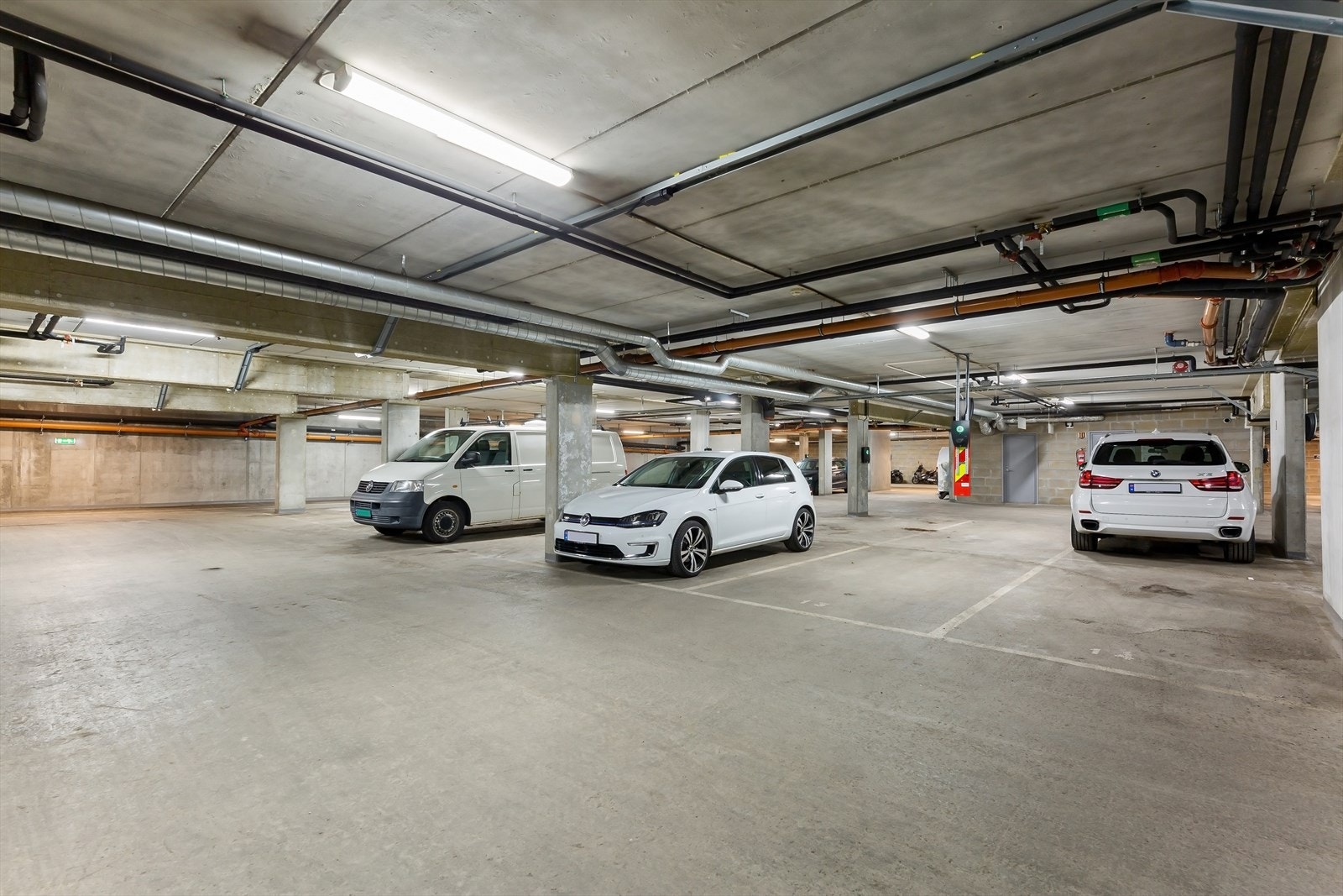 Det medfølger ikke garasjeplass. Borettslaget har parkeringsplasser i kjeller, her er det tidvis mulighet for leie eller kjøp av garasjeplasser. Galleribilde