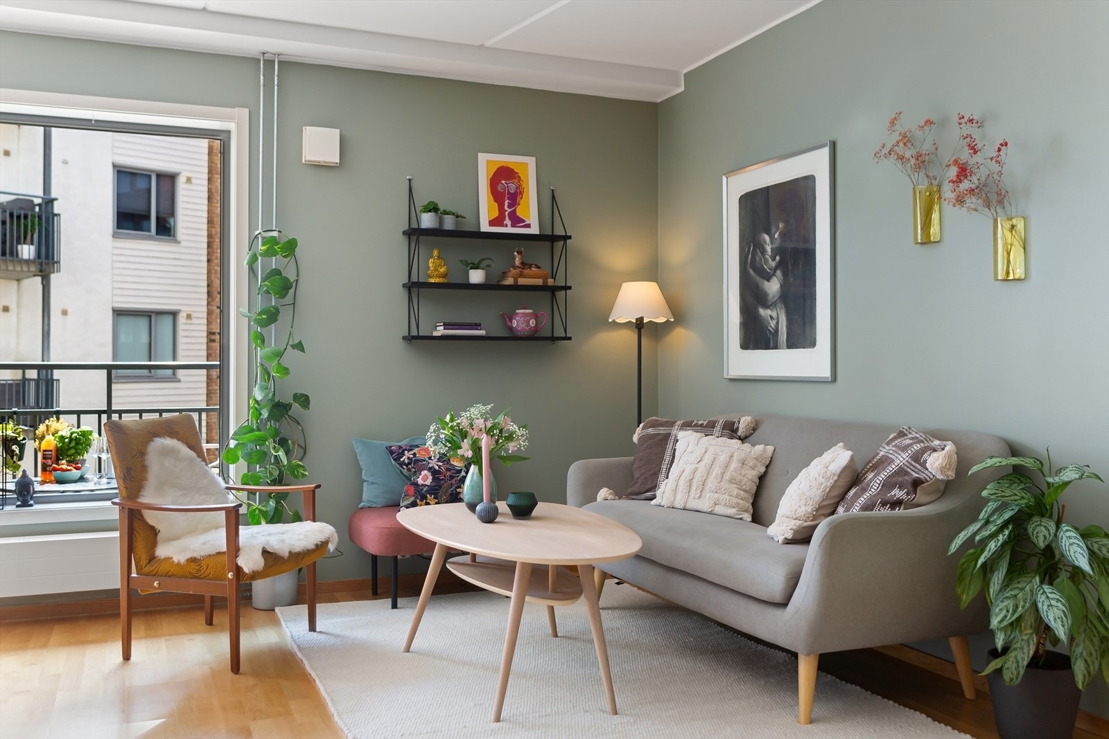 Sofahjørnet blir leilighetens naturlige samlingspunkt. Galleribilde