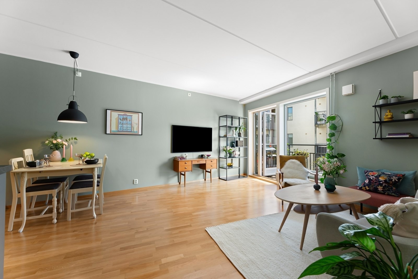 Lys og romslig stue med plass til flere soner. Galleribilde