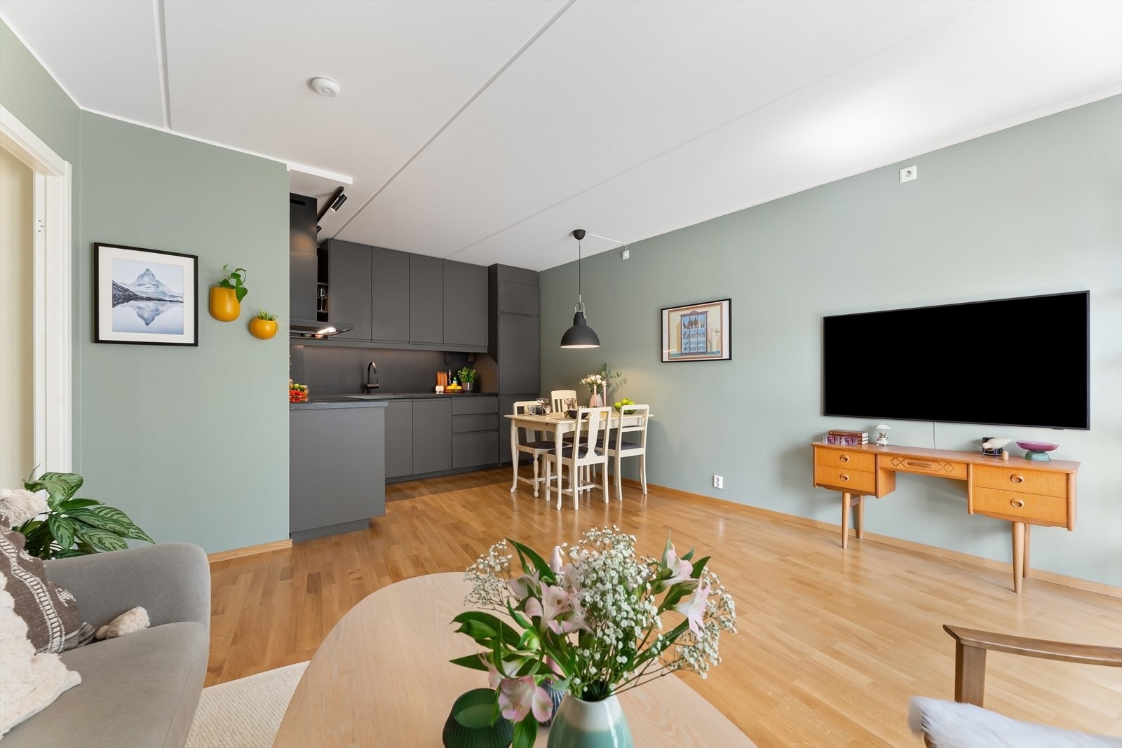 Den åpne løsningen mellom kjøkken og stue gir en sosial og god romfølelse. Galleribilde