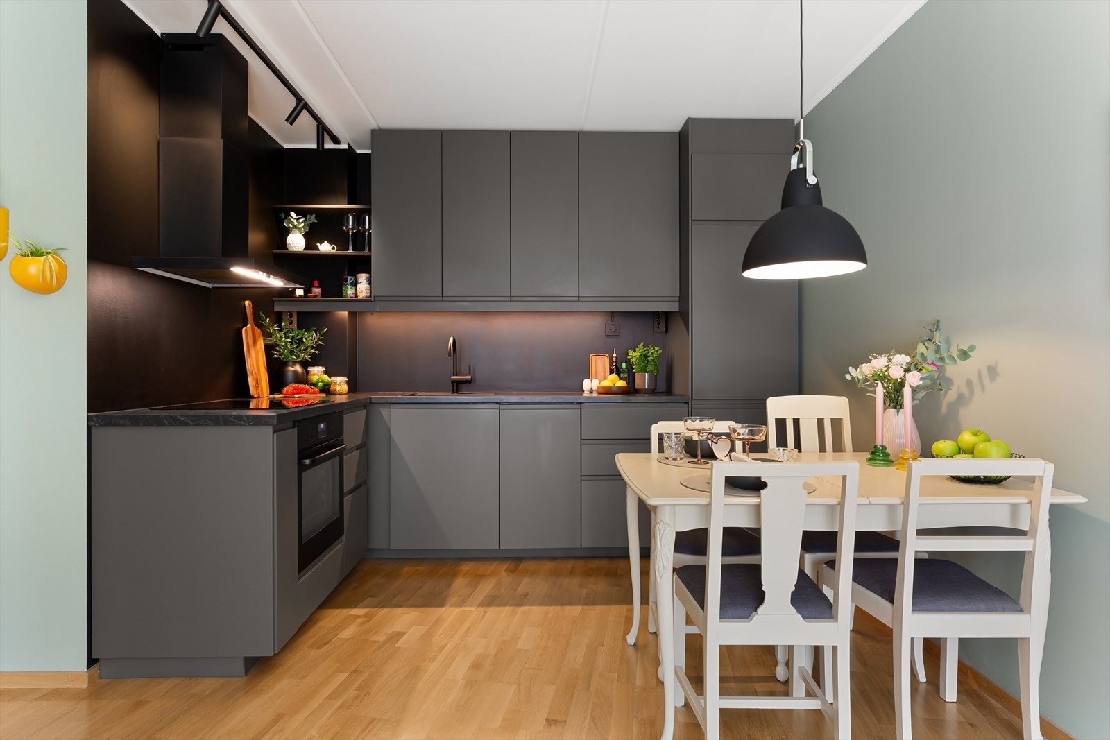 Lekkert kjøkken med integrerte hvitevarer, nytt i 2020. Galleribilde