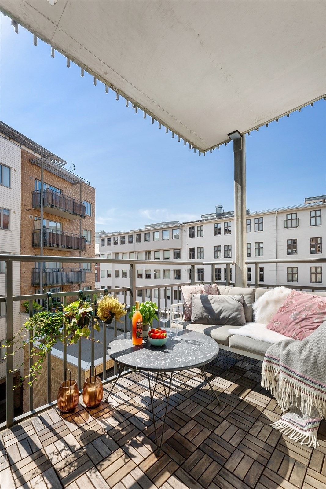 Balkongen blir en forlengelse av stuen i sommerhalvåret. Her kan lange sommerkvelder nytes! Galleribilde