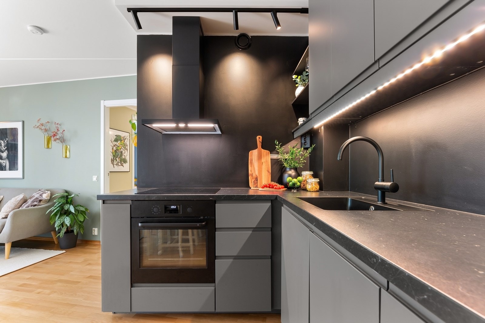 Stekeovn, platetopp, kjøl/frys og oppvaskmaskin er integrert i innredningen. IKEA kjøkkeninnredning fra 2020. Galleribilde