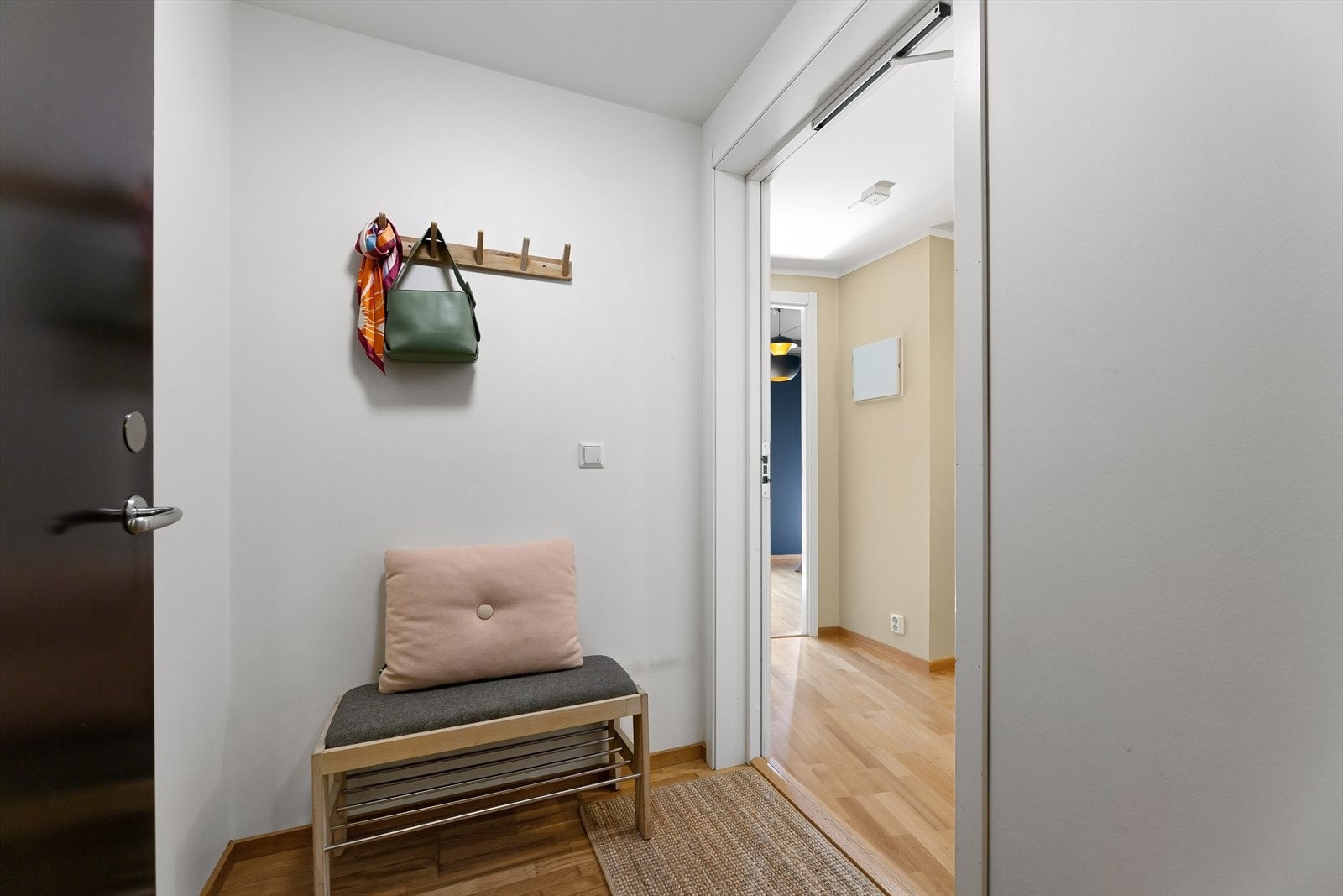Praktisk entré/sluse med god plass til sko og yttertøy. Galleribilde