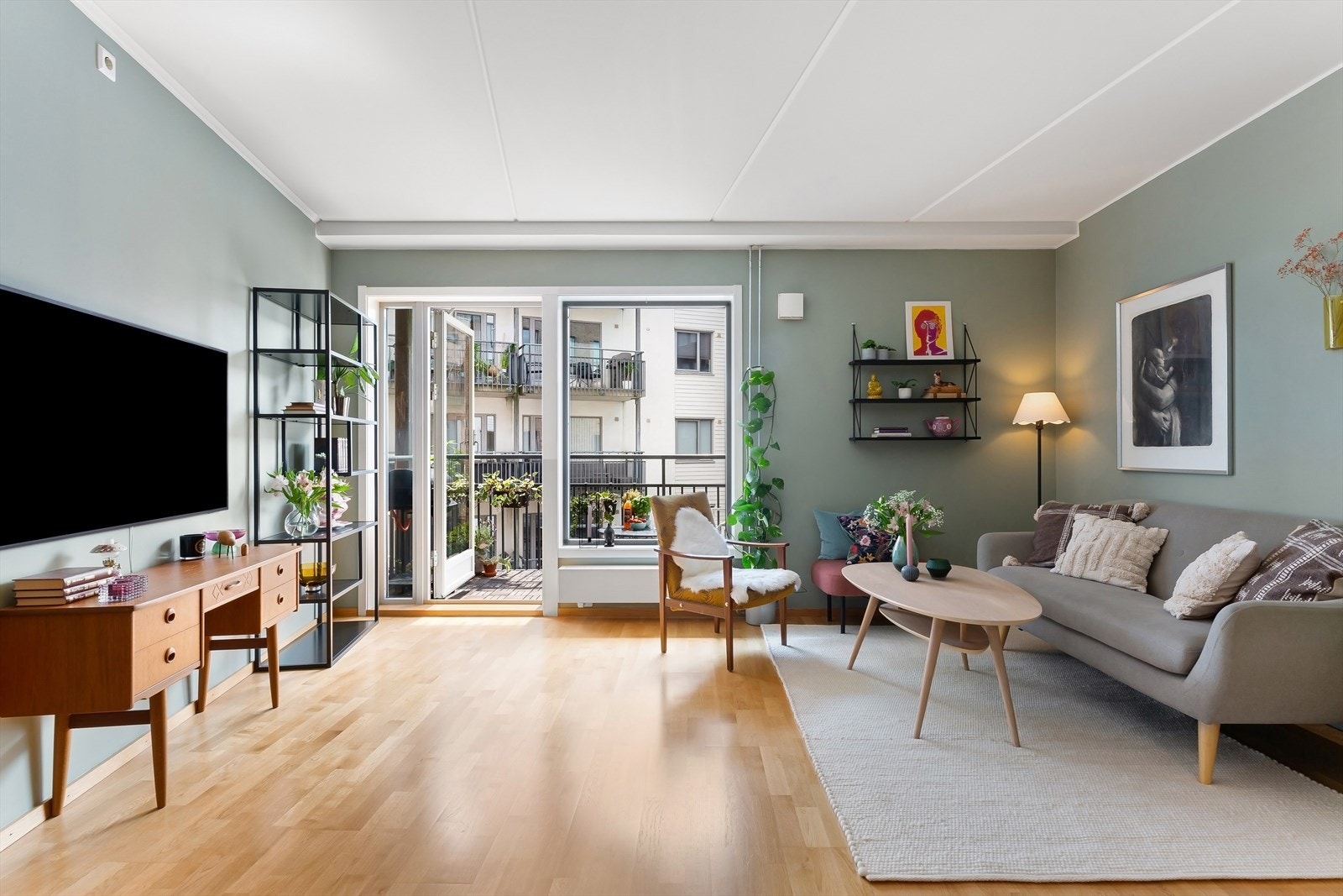 En lekker, lys og moderne 2-roms med balkong og heis i bygg fra 2006. Galleribilde