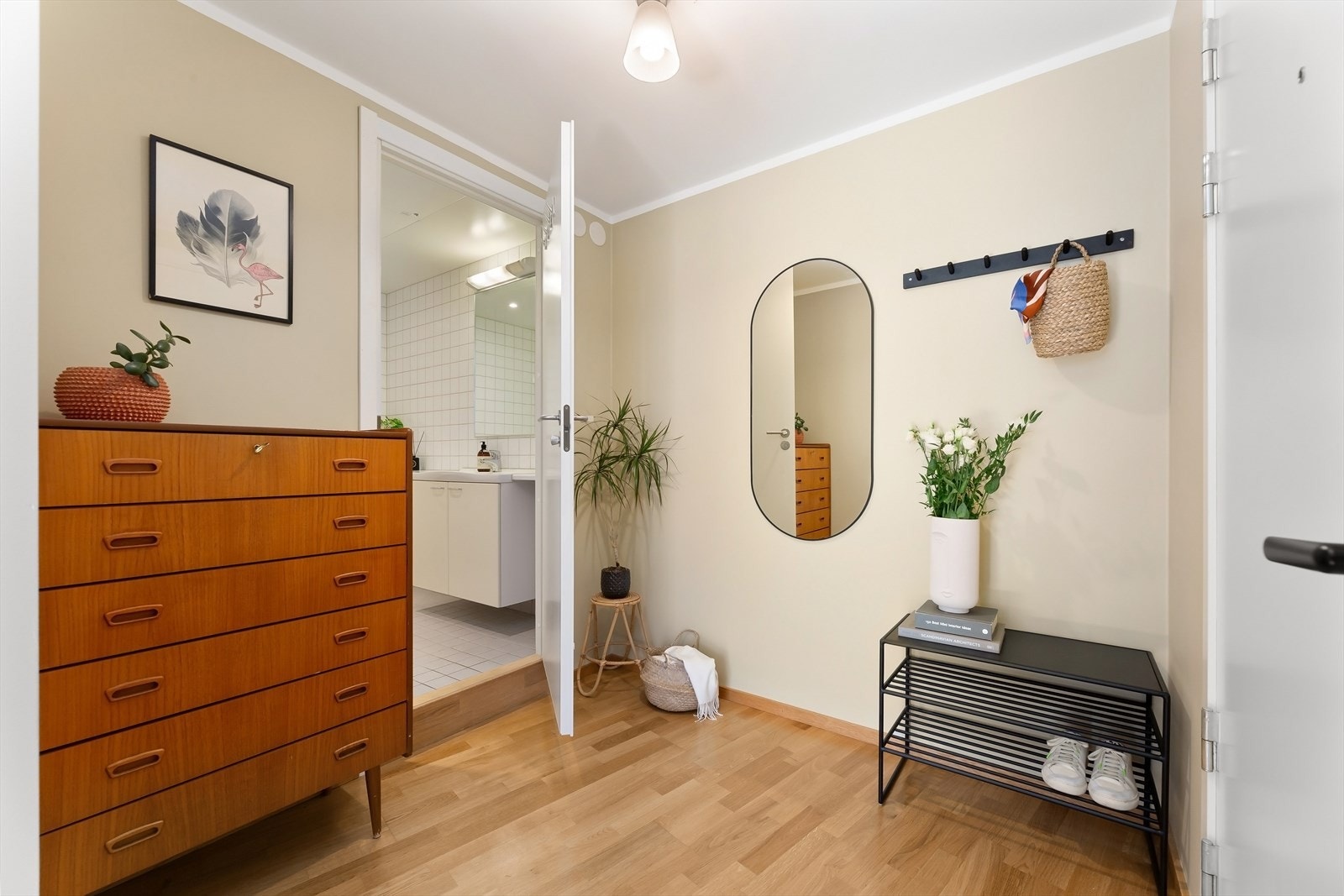 Mellomgangen med plass til yttertøy og sko. Galleribilde