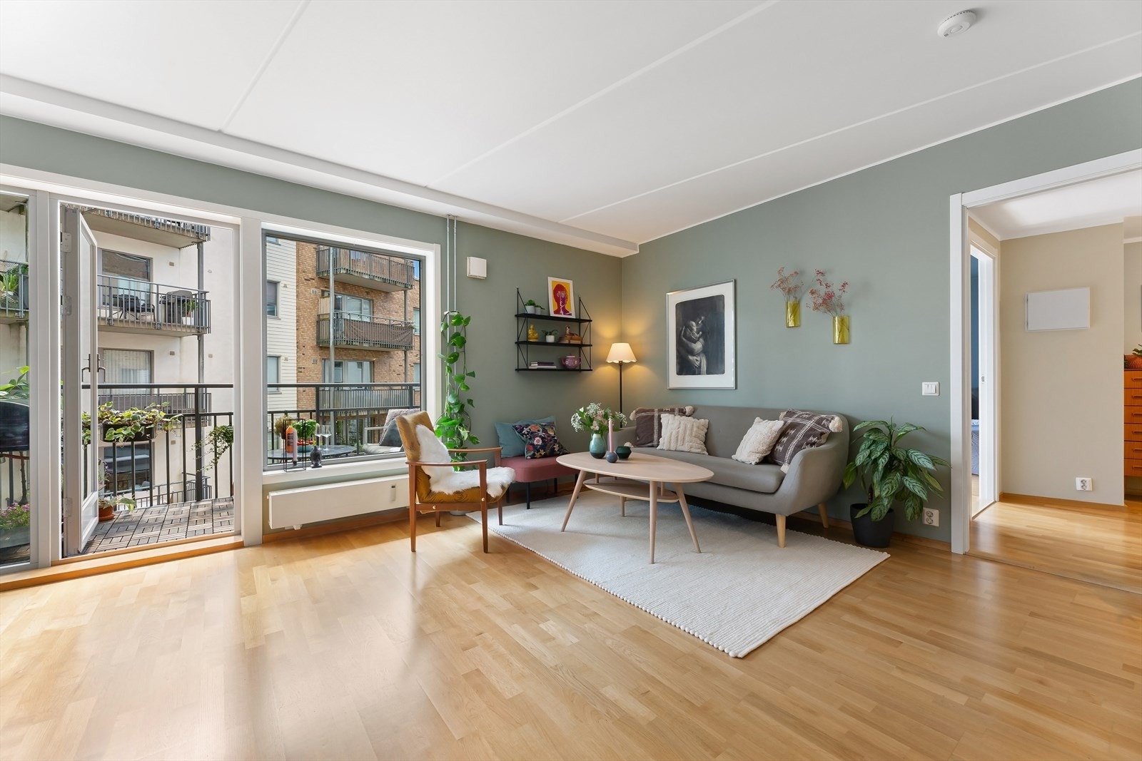 Leiligheten har en god planløsning, fremstår moderne og lys med tidsriktige farger og interiørvalg. Galleribilde