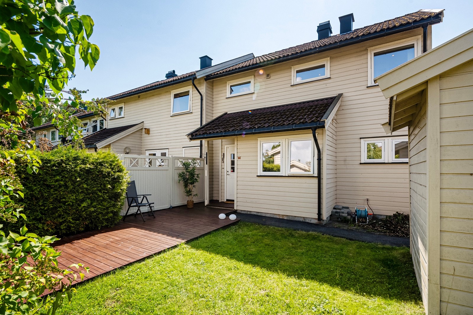 Boligen disponerer en egen garasje i felles rekke, med et areal på ca. 13 kvm. Galleribilde