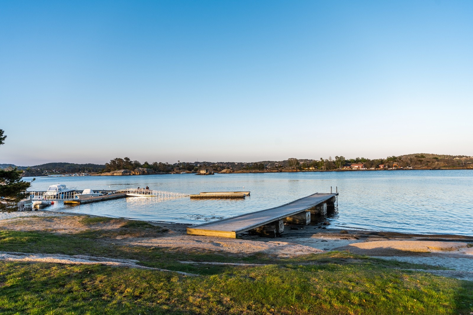 Det er kort vei til Granhomen, hvor det er flotte strender og camping. Galleribilde
