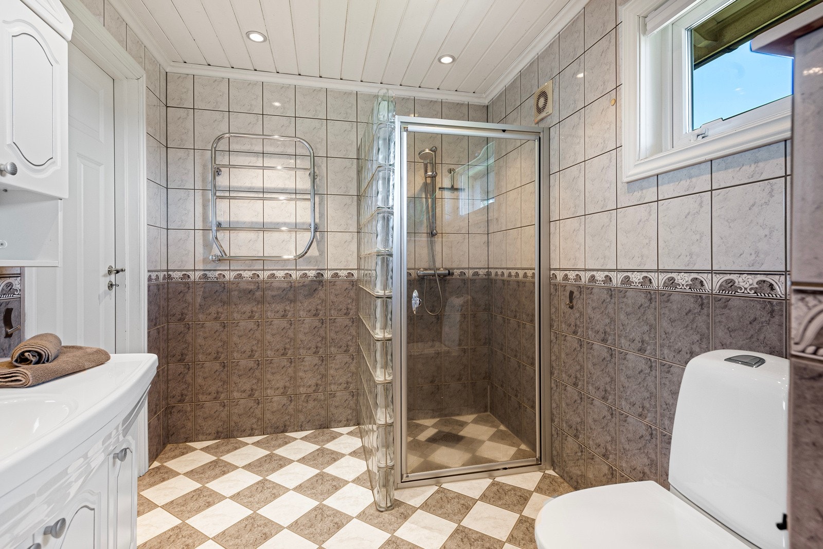 Badet har varmekabler og opplegg for vaskemaskin. Galleribilde