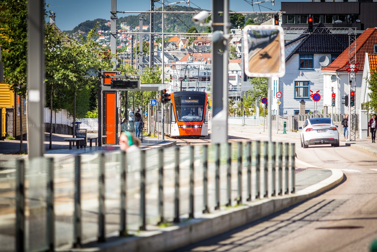 Bybanestoppet ligger 15- minutters gangavstand fra leiligheten. Galleribilde
