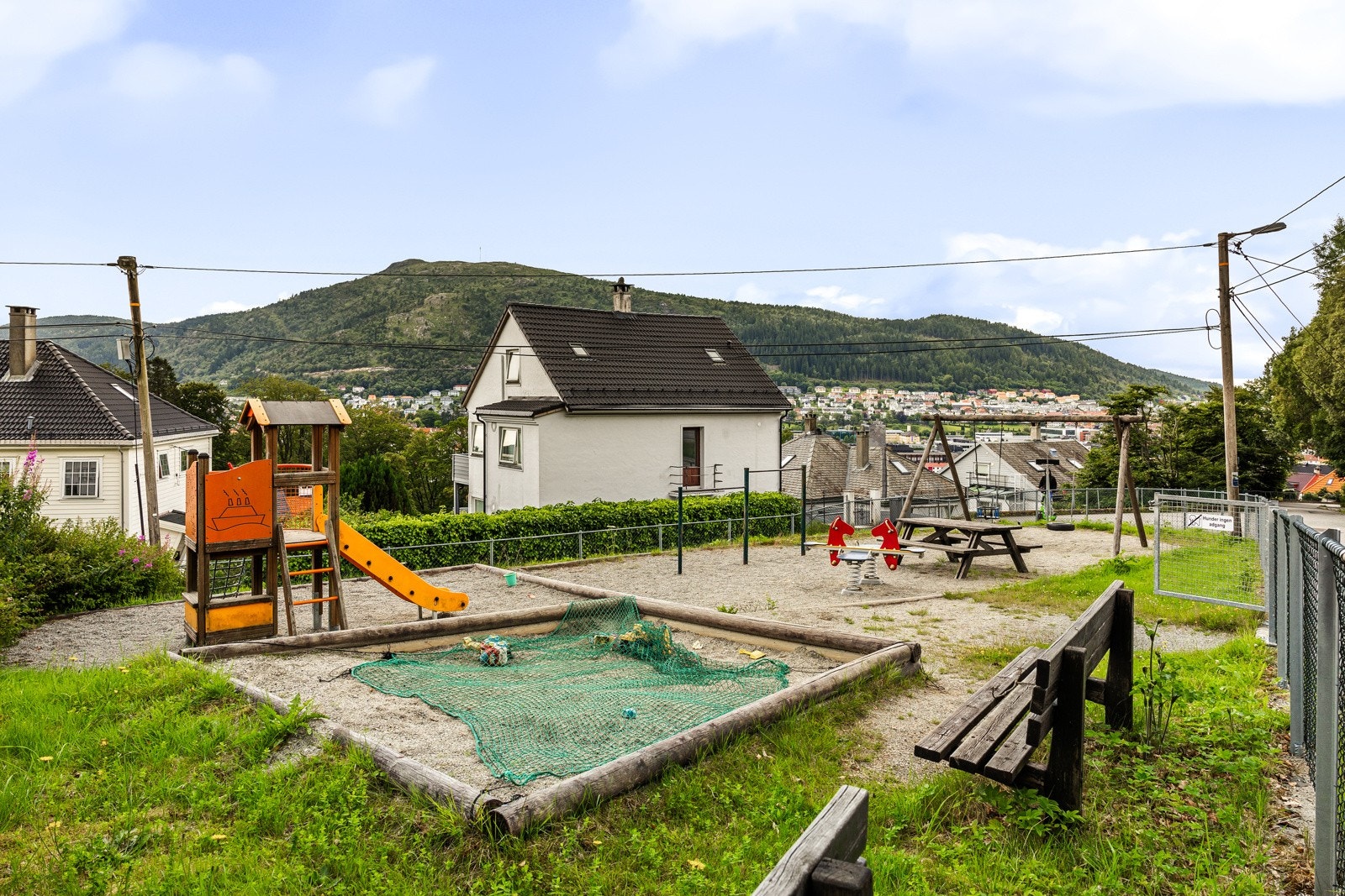 Lekeplass rett ved leiligheten. Galleribilde