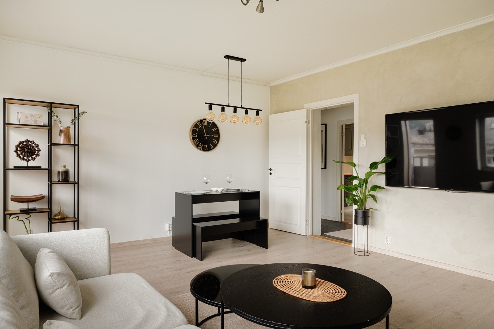 God plass til spisegruppe og sofahjørne. Galleribilde