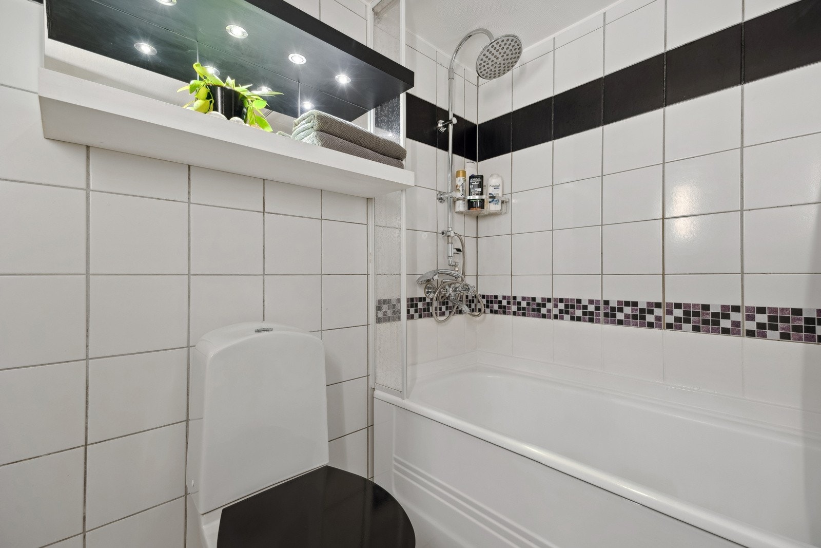 Badet er godt utstyrt med servantinnredning, toalett, gulvvarme og badekar (2017) med vegghengt armatur. Galleribilde