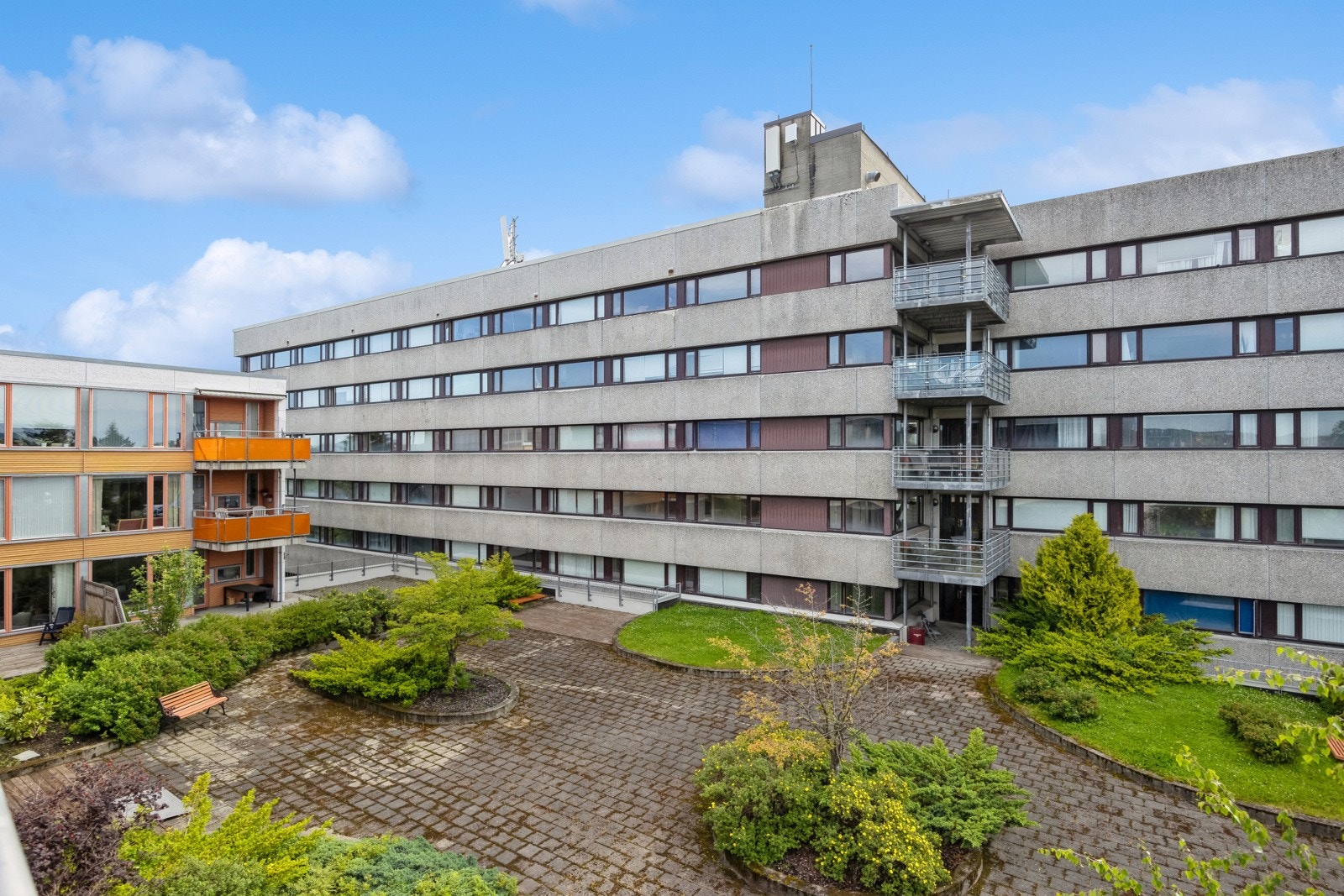 Felles takterrasse for beboerne, med flere oppholdsplasser, grøntareal og grill. Leiligheten disponerer også parkeringsmuligheter på felles tomt m/ mulighet for elbil-lading. Galleribilde