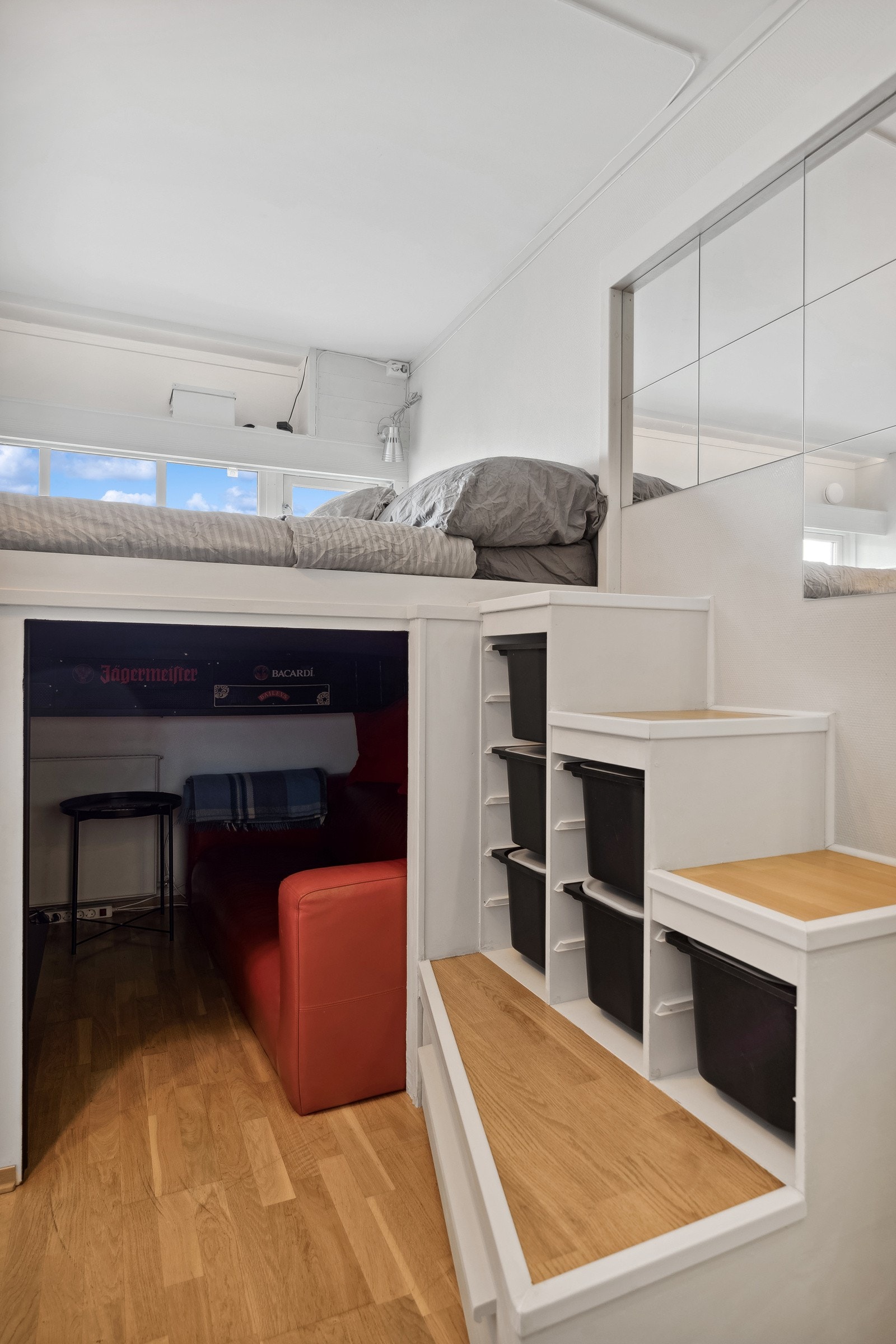 Smarte oppbevaringsløsninger og et praktisk design maksimerer plassen i dette kreative rommet, men kan også enkelt fjernes. Galleribilde